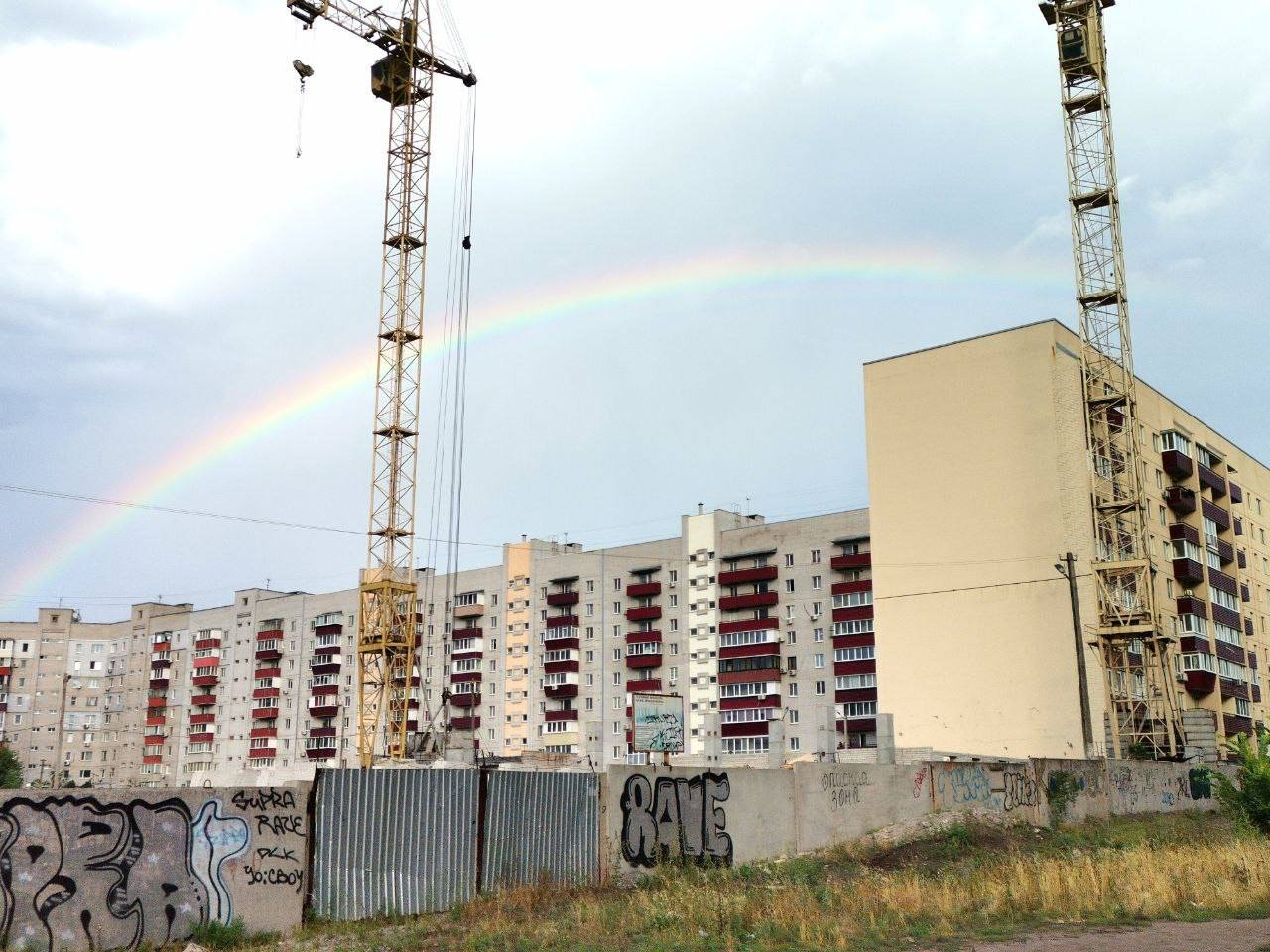 Над будівлями Над будівлями