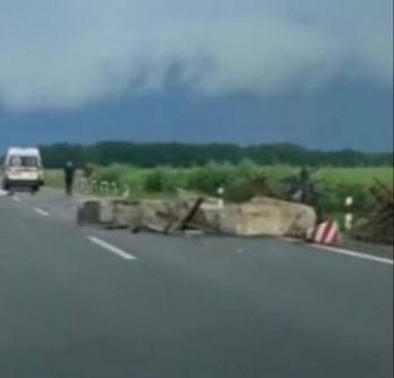 Врізався у бетоні блоки Врізався у бетоні блоки