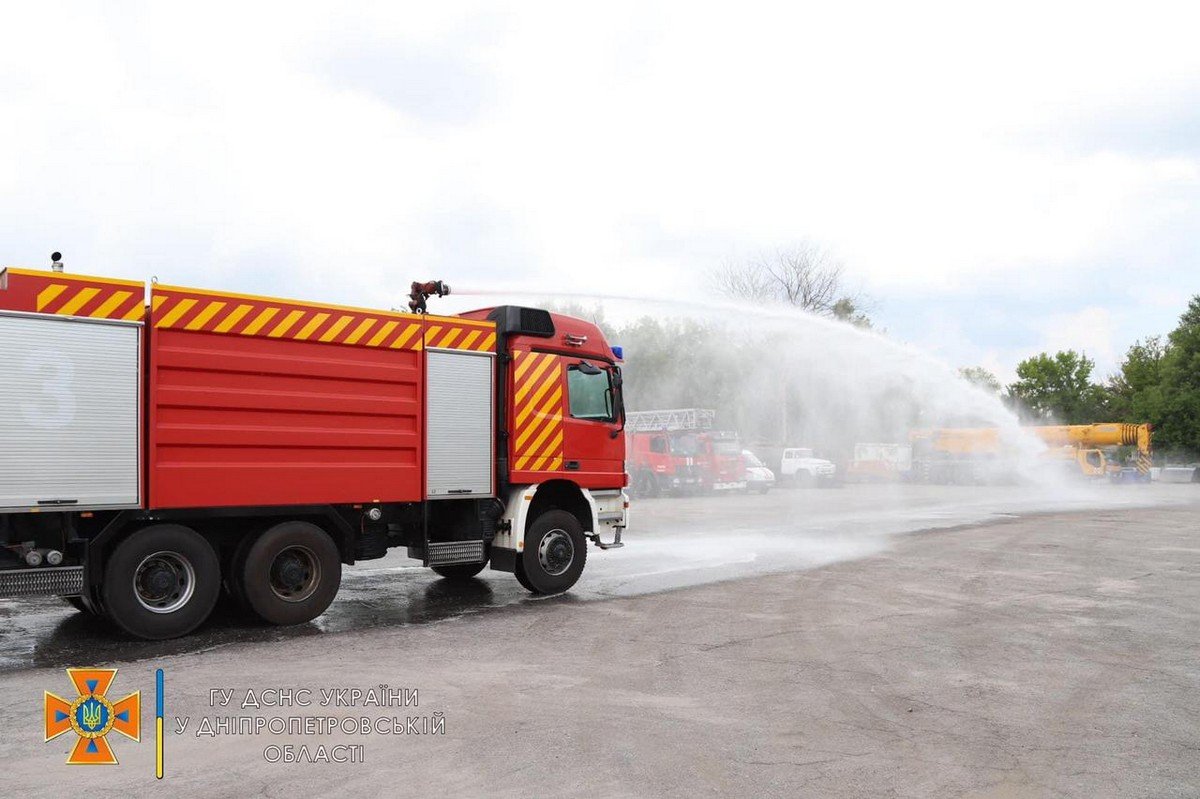 Рятувальникам Дніпропетровської області подарували 16 нових автомобілів 5