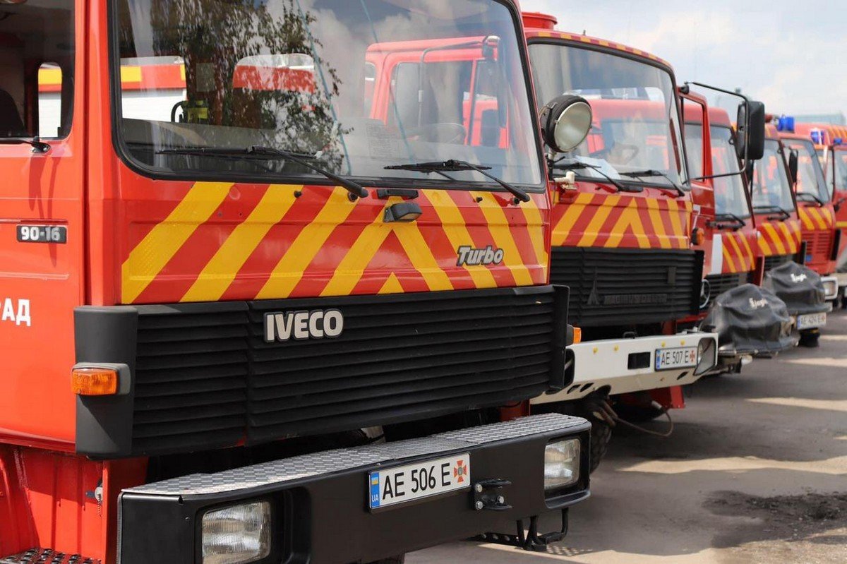 Рятувальникам Дніпропетровської області подарували 16 нових автомобілів 6