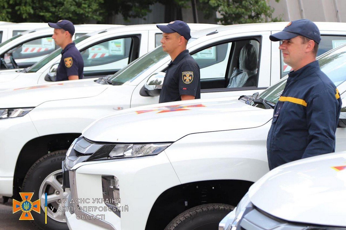 Рятувальникам Дніпропетровської області подарували 16 нових автомобілів 10