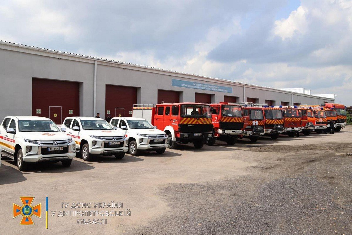 Рятувальникам Дніпропетровської області подарували 16 нових автомобілів 11