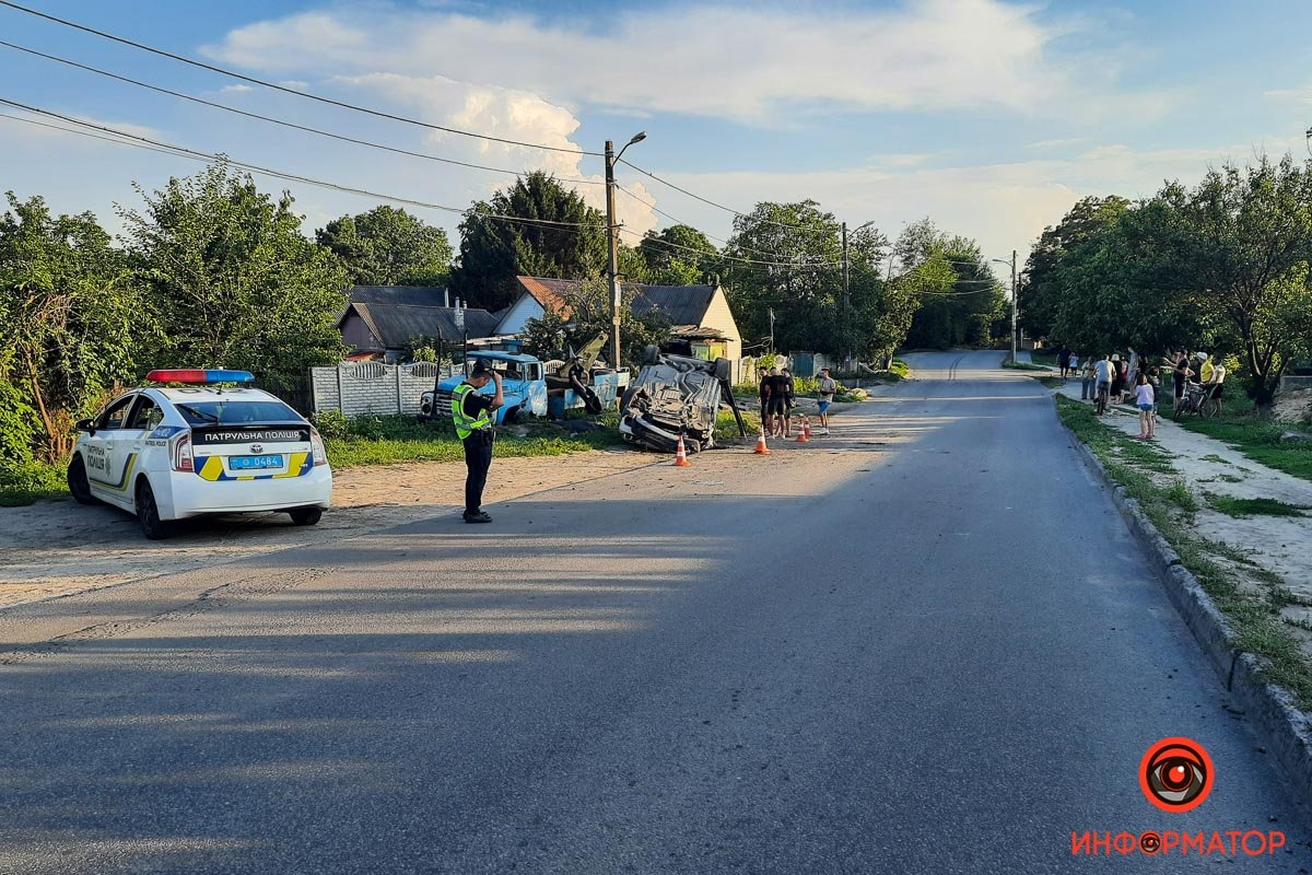 В Днепре на Отечественной BMW врезался в забор, протаранил Skoda и перевернулся 1