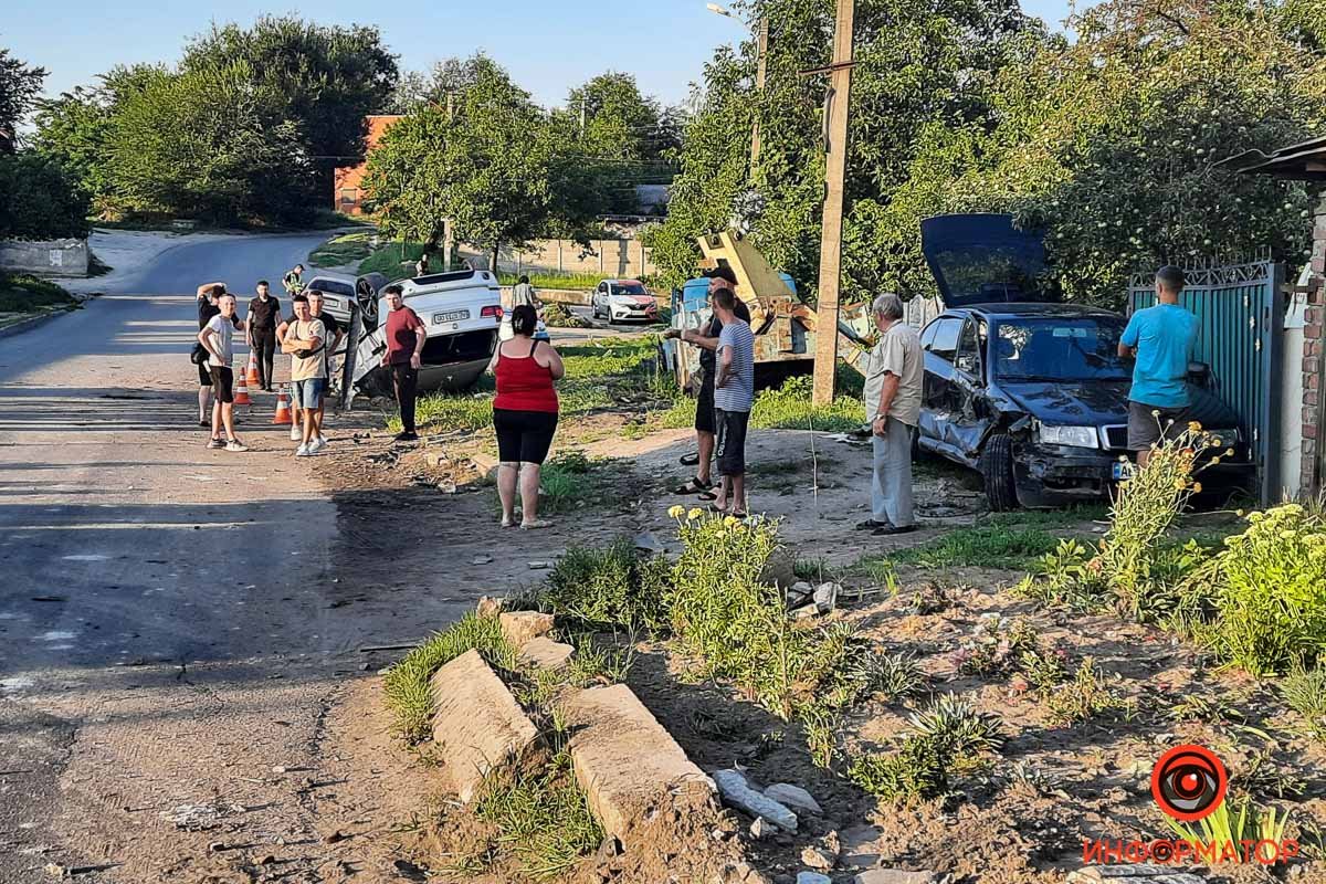 В Днепре на Отечественной BMW врезался в забор, протаранил Skoda и перевернулся 2