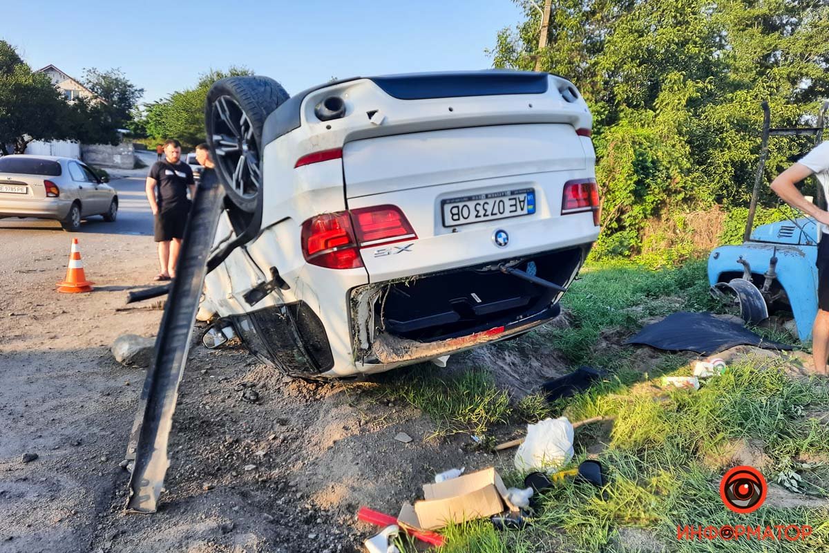 В Днепре на Отечественной BMW врезался в забор, протаранил Skoda и перевернулся 4