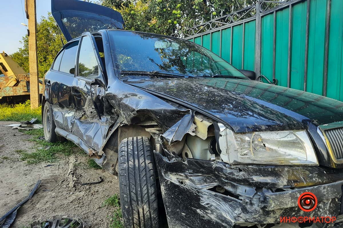 В Днепре на Отечественной BMW врезался в забор, протаранил Skoda и перевернулся 6