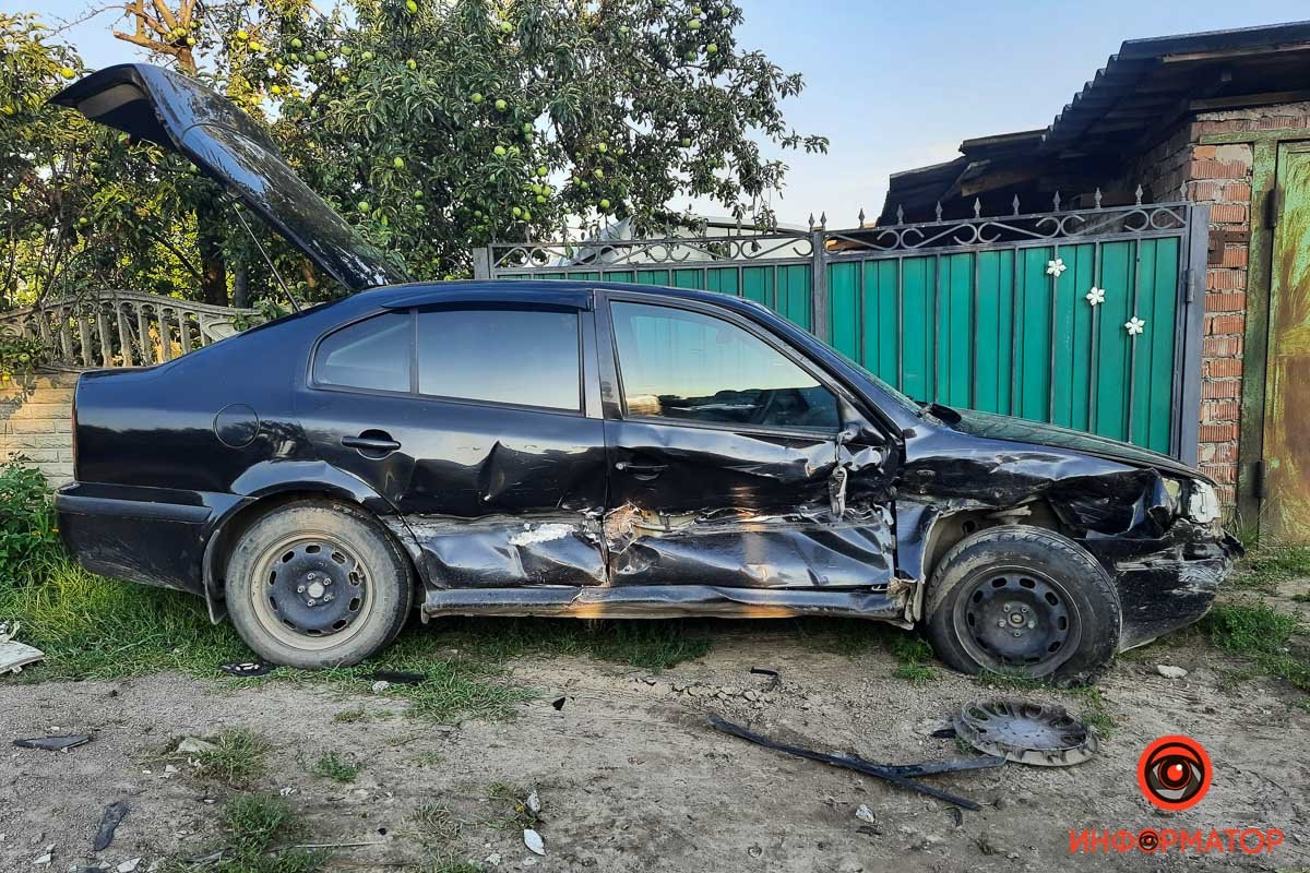 В Днепре на Отечественной BMW врезался в забор, протаранил Skoda и перевернулся 7