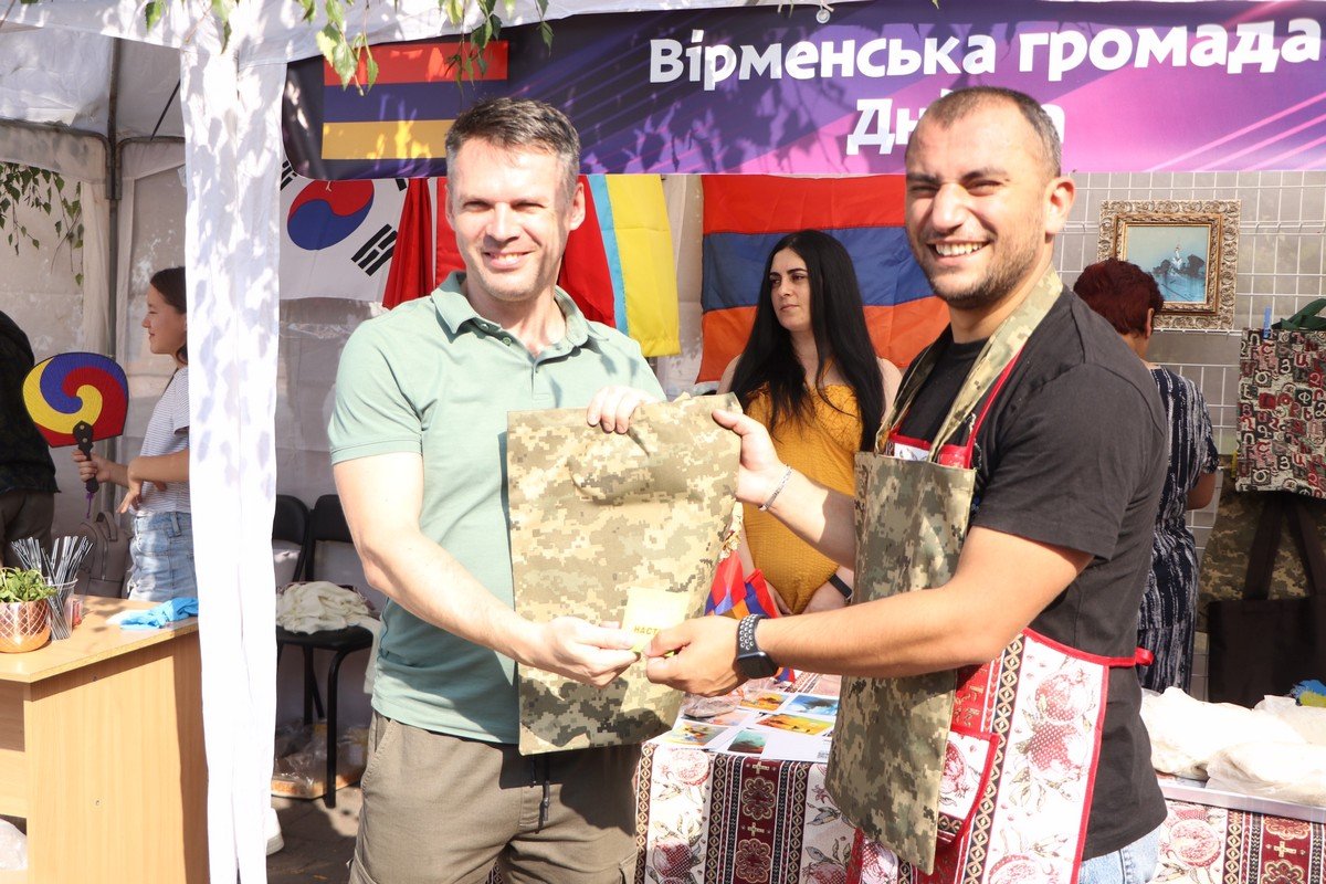 Картини, мистецькі вироби, смаколики за донат: у Дніпрі в рамках ...