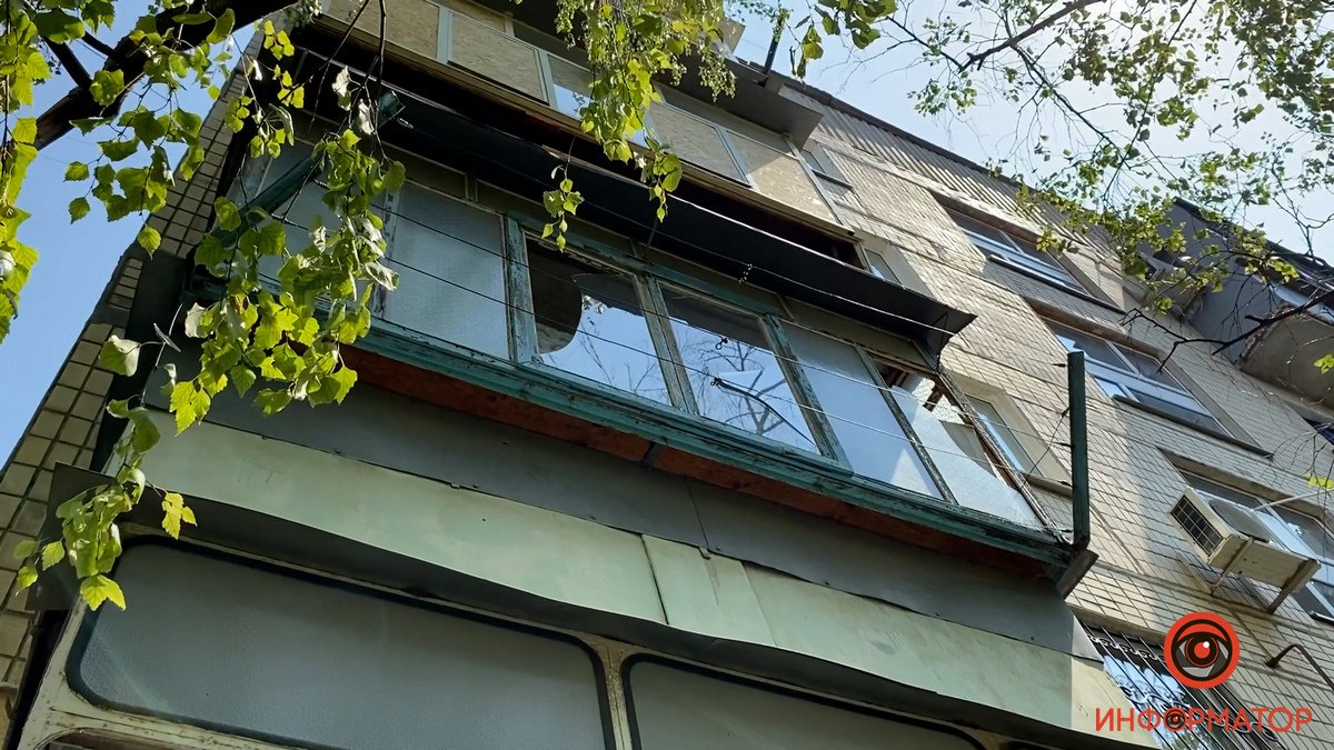 У Марганці в будівлях пошкоджено скло У Марганці в будівлях пошкоджено скло