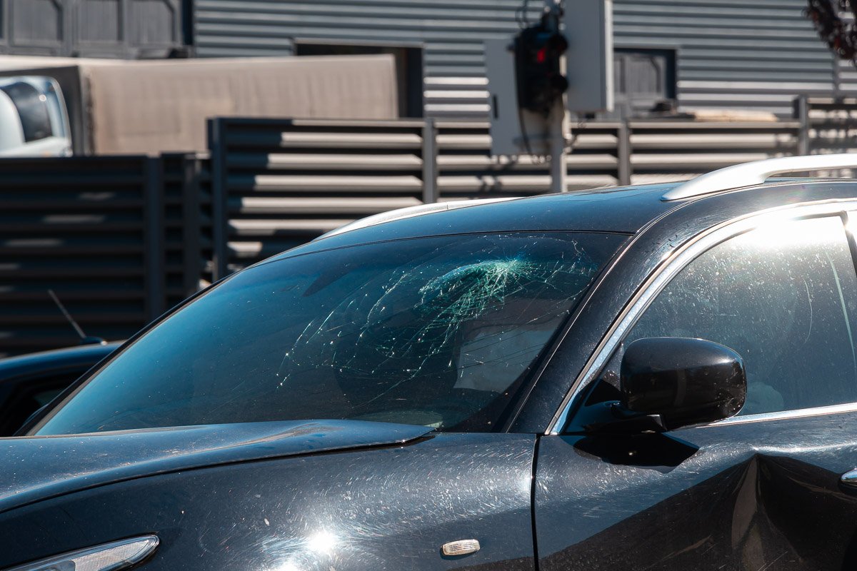 Тут водій Infiniti врізався у бетонну огорожу