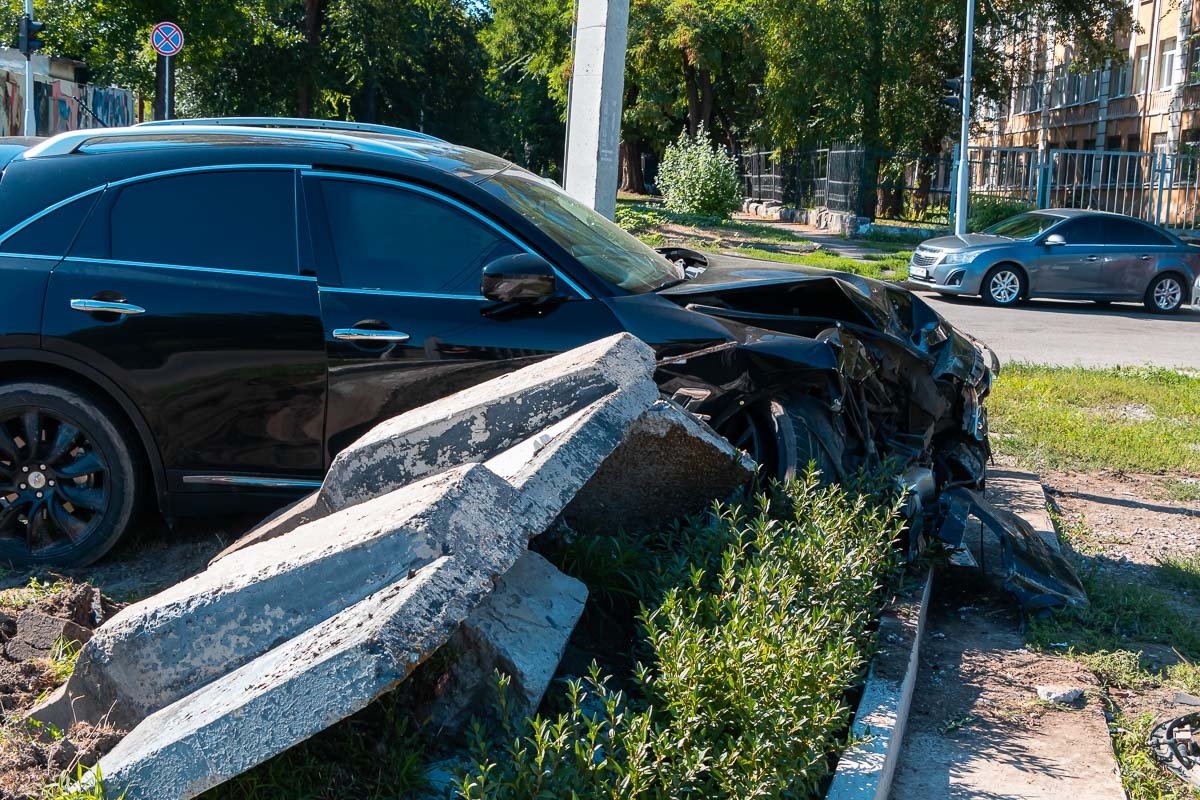 За словами патрульних, машина рухалась на великій швидкості з боку вулиці Володі Дубініна
