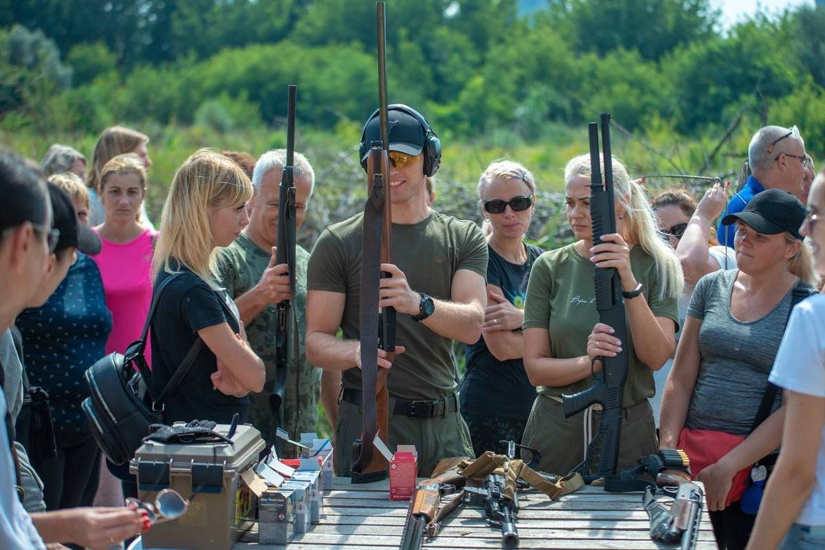 Всю необхідну допомогу в організації та проведенні навчань надав керівник ГО "Штаб національного захисту Кам'янського" Віталій Чернявський та командир добровольчого формування №2 Марк Чернявський