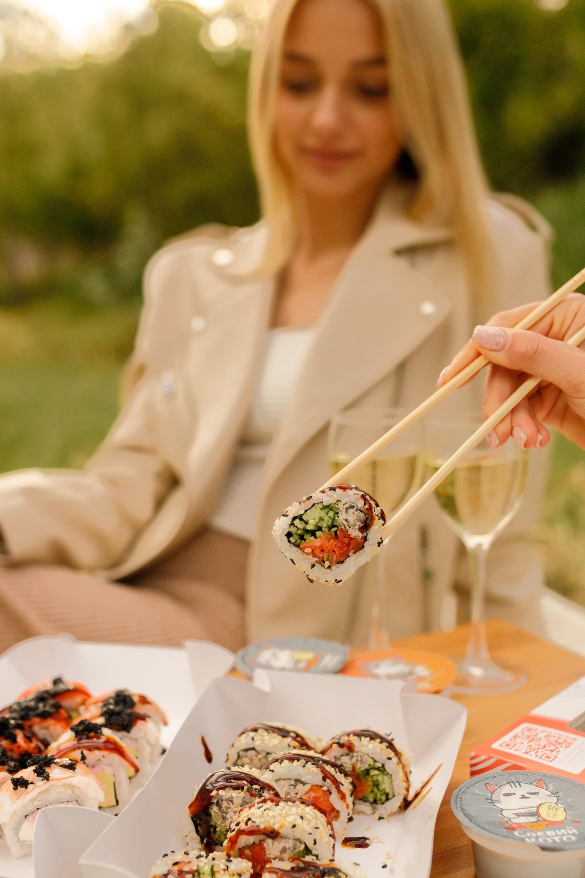 Ви можете скуштувати роли, сети, салати в боулах, закуски, напої, рамен, а також натуральні десерти Ви можете скуштувати роли, сети, салати в боулах, закуски, напої, рамен, а також натуральні десерти