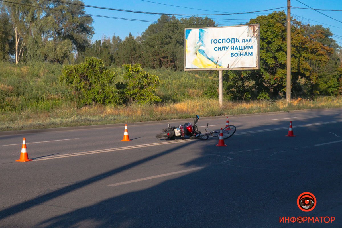 На вулиці Набережна Перемоги дорогу не поділили мотоцикліст та велосипедист