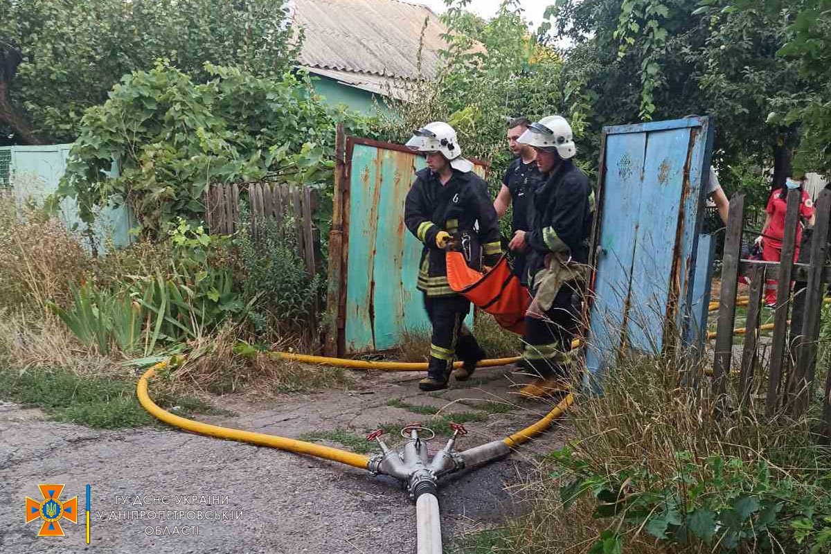 На вулиці Дружби у місті Жовті Води загорівся житловий будинок