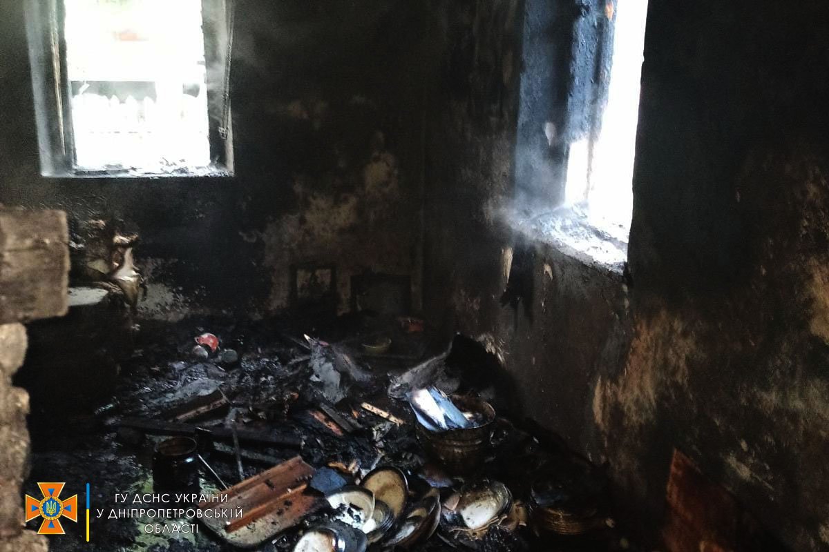 Рятувальники встановили, що займання виникло всередині житлової кімнати одноповерхового будинку, який розташований на території приватного домоволодіння