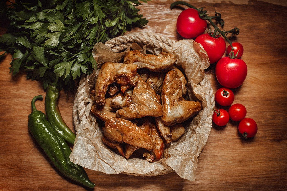 Курячі крильця гарячого копчення