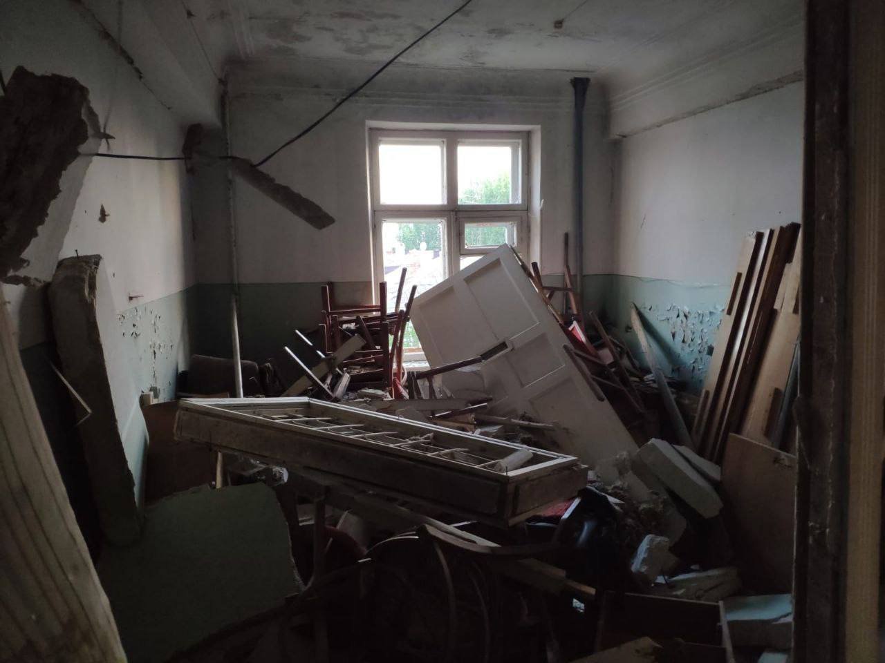 Виведена з ладу лінія електропередач Виведена з ладу лінія електропередач