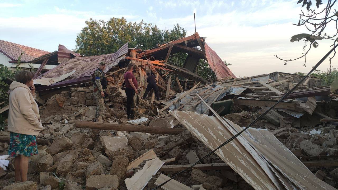 Працюють аварійні бригади електриків Працюють аварійні бригади електриків