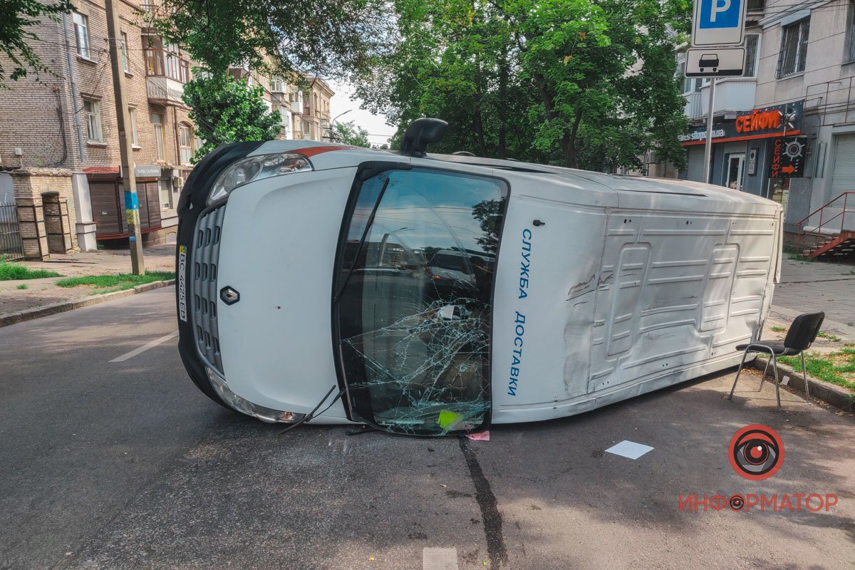 За попередньою інформацією, мікроавтобус Renault рухався по Січових Стрільців у напрямку проспекта Яворницького За попередньою інформацією, мікроавтобус Renault рухався по Січових Стрільців у напрямку проспекта Яворницького