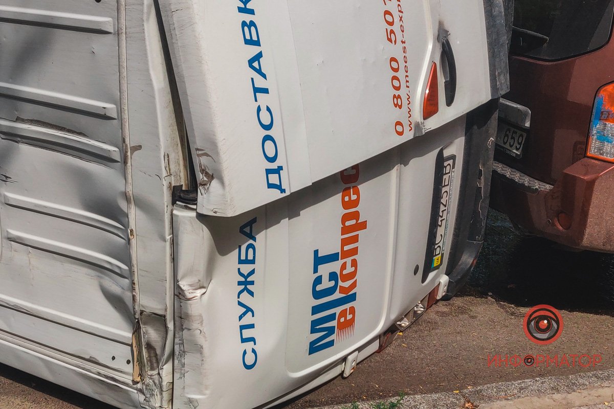 На перехресті водій "Ниви" не надав перевагу Renault та вдарив його у правий бік На перехресті водій "Ниви" не надав перевагу Renault та вдарив його у правий бік