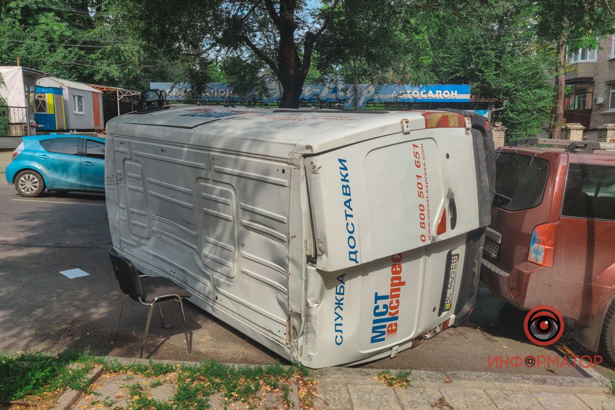 В результаті мікроавтобус перевернувся і по енерції зачепив припарковані авто В результаті мікроавтобус перевернувся і по енерції зачепив припарковані авто