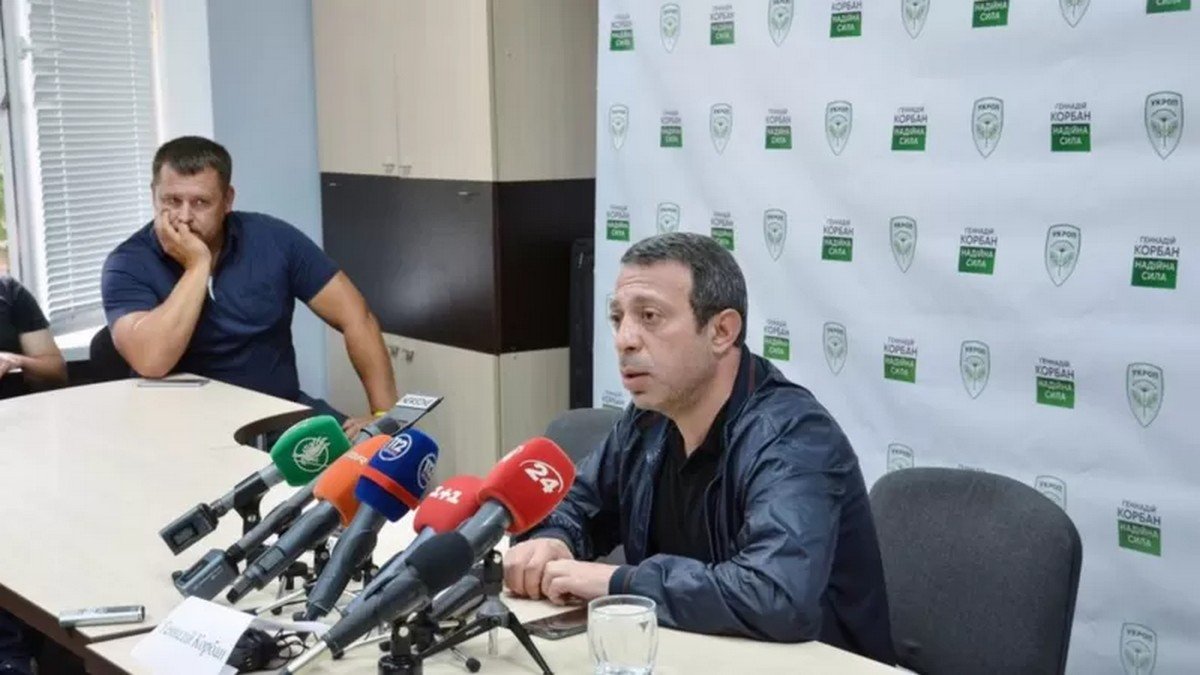 Мер Дніпра Борис Філатов розкритикував рішення президента про позбавлення Корбана громадянства. Він також оприлюднив листа до Зеленського з вимогою виправити це рішення, оскільки воно, за його словами, неконституційне.