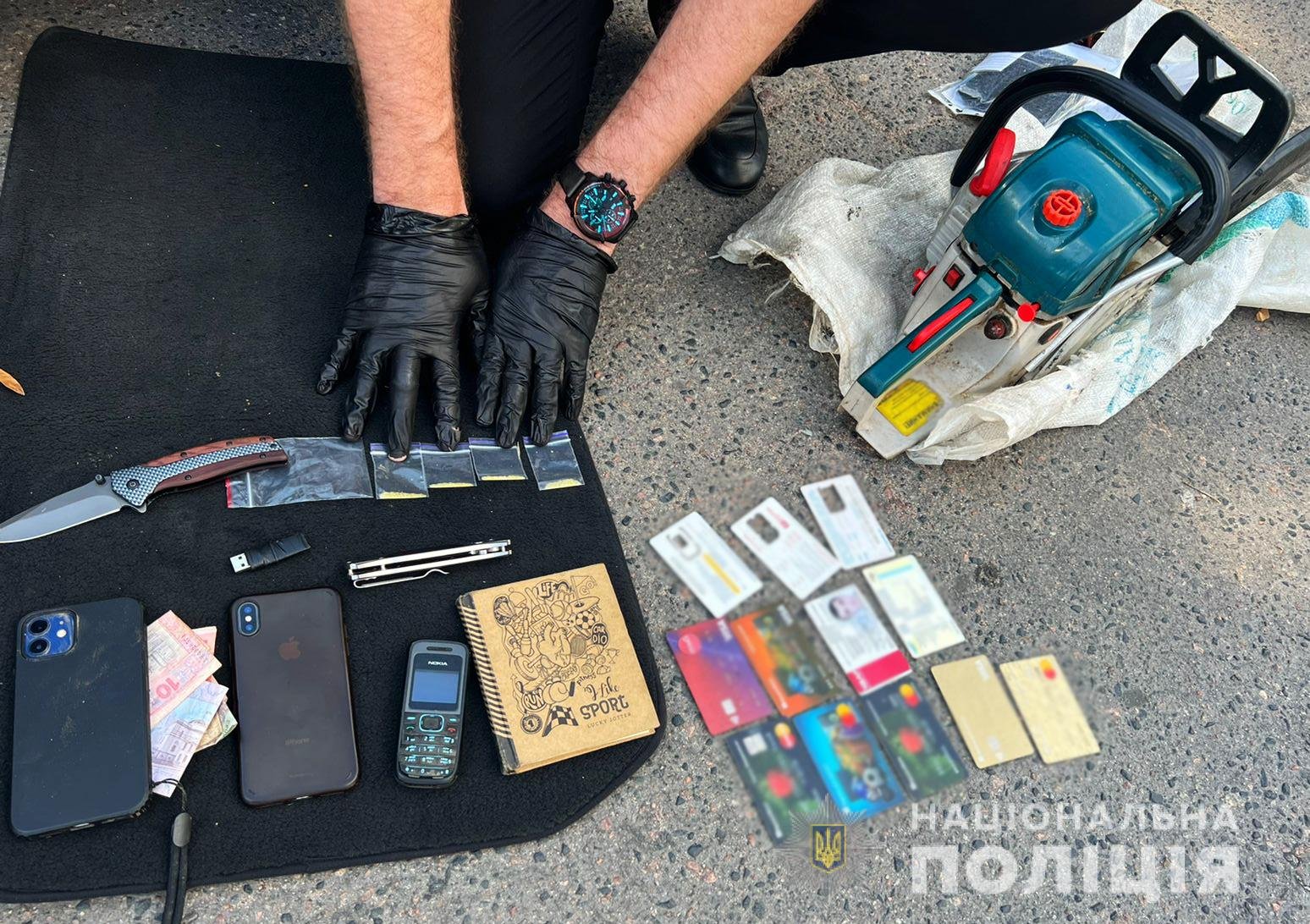 Під час заходу виявлено та вилучено: сліп-пакети з метамфетаміном, шприци з ацетильованим опієм, гроші, комп’ютерну техніку, мобільні телефони, чорнові записи Під час заходу виявлено та вилучено: сліп-пакети з метамфетаміном, шприци з ацетильованим опієм, гроші, комп’ютерну техніку, мобільні телефони, чорнові записи