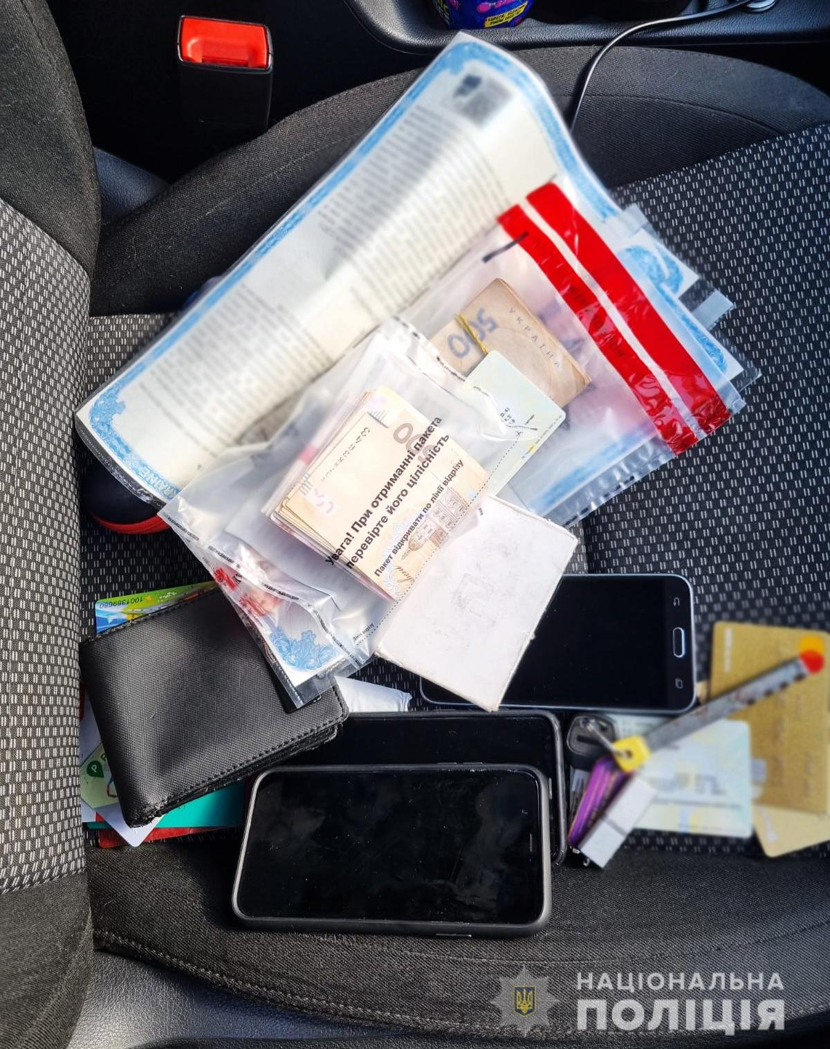 41-річний чоловік вирішив домовитись із майором поліції та пообіцяв надавати щомісячні «відкати» - 60 000 гривень 41-річний чоловік вирішив домовитись із майором поліції та пообіцяв надавати щомісячні «відкати» - 60 000 гривень