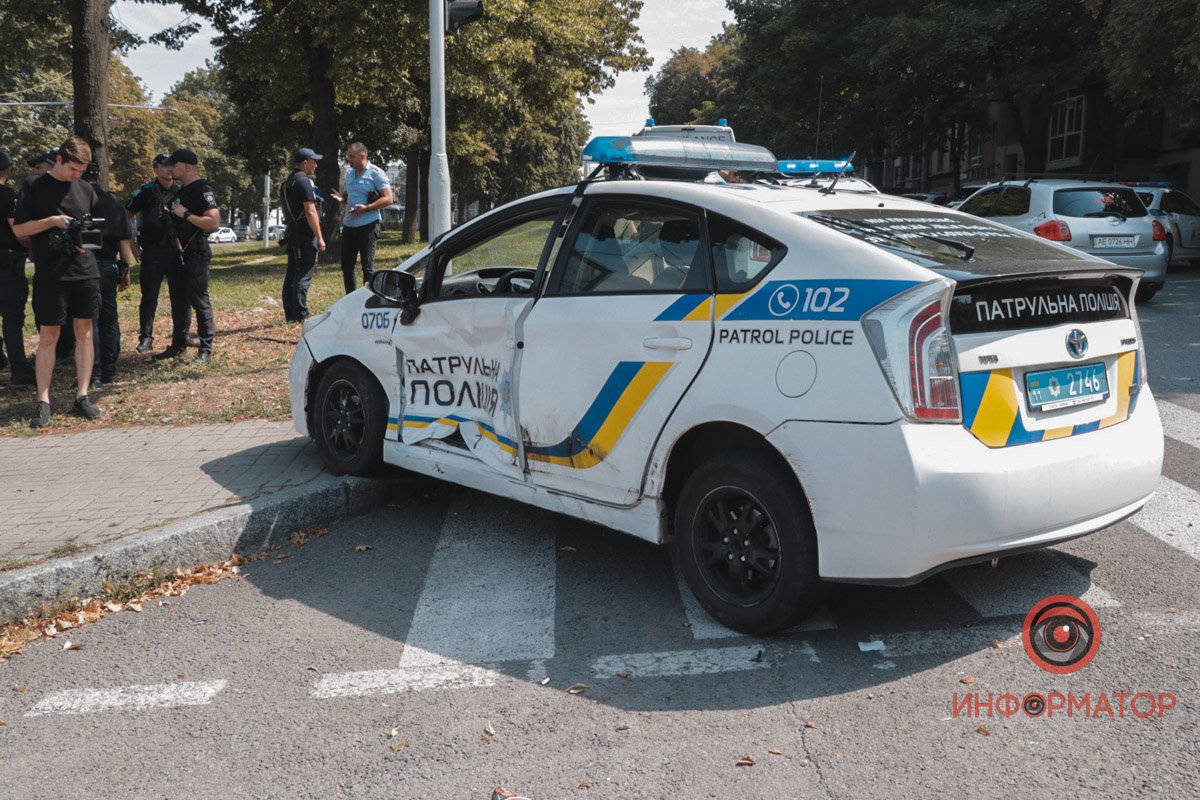 Двома машинами його доправляли до райвідділу