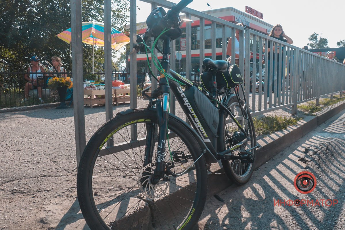 Велосипедист не встиг зреагувати та влетів в задню частину автівки.