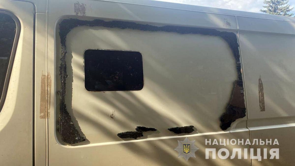 Окупанти прицільно вдарили з міномета по машині з літніми людьми Окупанти прицільно вдарили з міномета по машині з літніми людьми