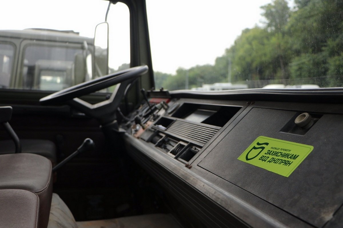 Вони мають дизельний економічний двигун, обладнані повним приводом з блокуванням, пониженою передачею роздавальної коробки та бортовими редакторами, що дозволяє збільшити кліренс і відповідно прохідність