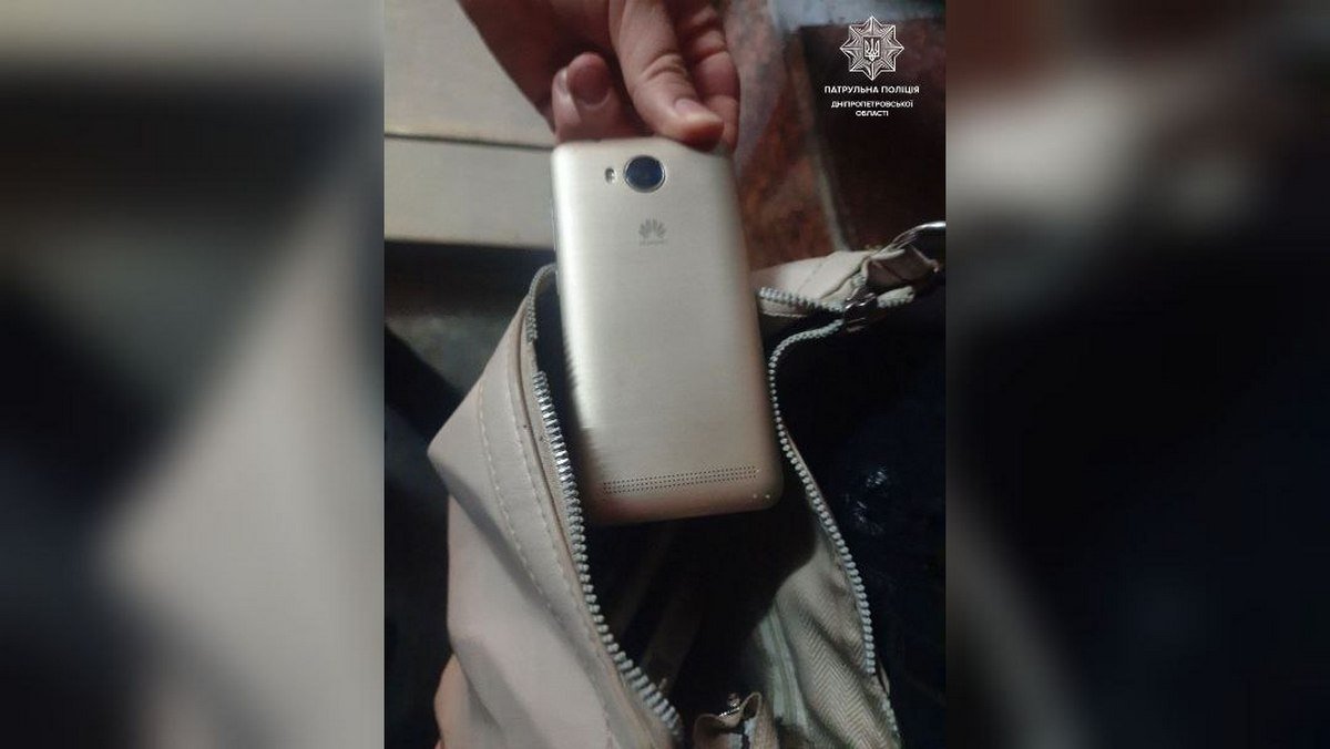 На Вокзальній площі 12 серпня побили чоловіка та забрали в нього телефон На Вокзальній площі 12 серпня побили чоловіка та забрали в нього телефон