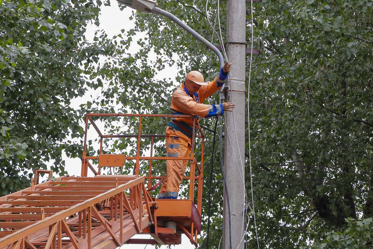Зі сторони вулиці Дмитра Кедріна в сторону Макарова зайнята права смуга