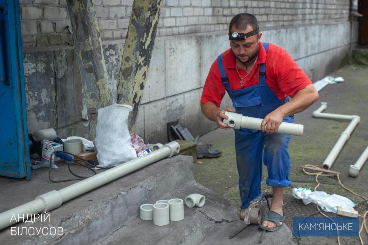 У Кам'янському КП" Добробут" ремонтує житловий фонд