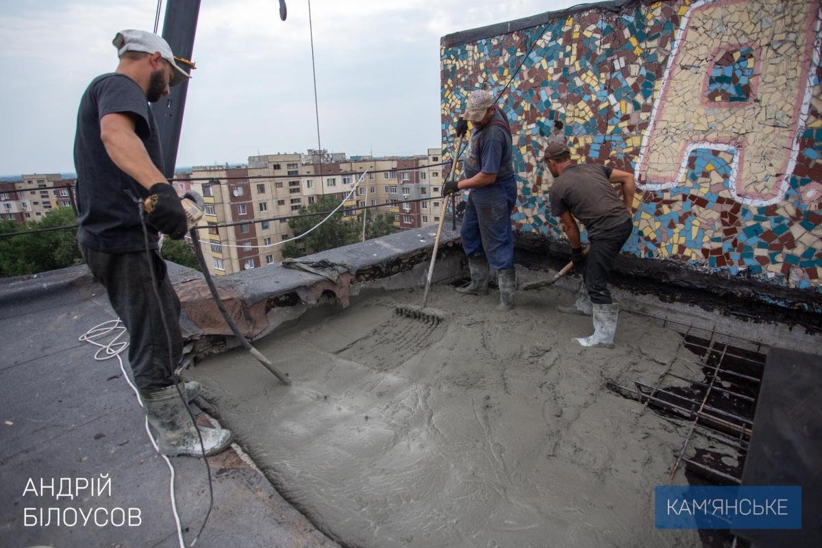 Так, на даху дев'ятиповерхового будинку №28 по бульвару Героїв за допомогою висотного крана відновлюють зруйновану плиту перекриття.