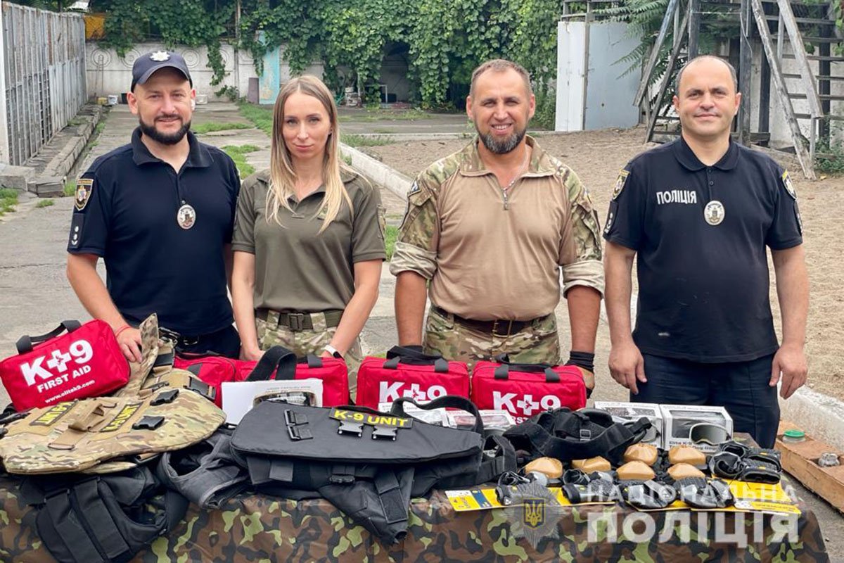 Благодійна організація зі США передала Дніпровським кінологам захисну амуніцію для службових собак