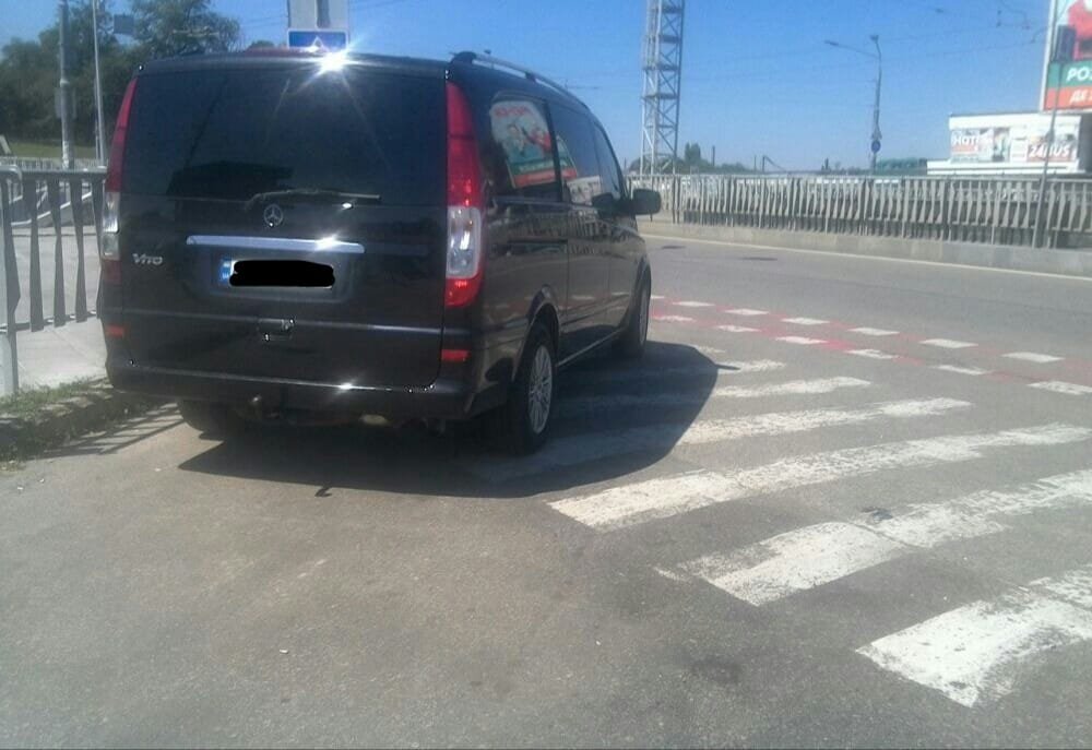 Водії порушують правила дорожнього руху під час паркування та зупинок