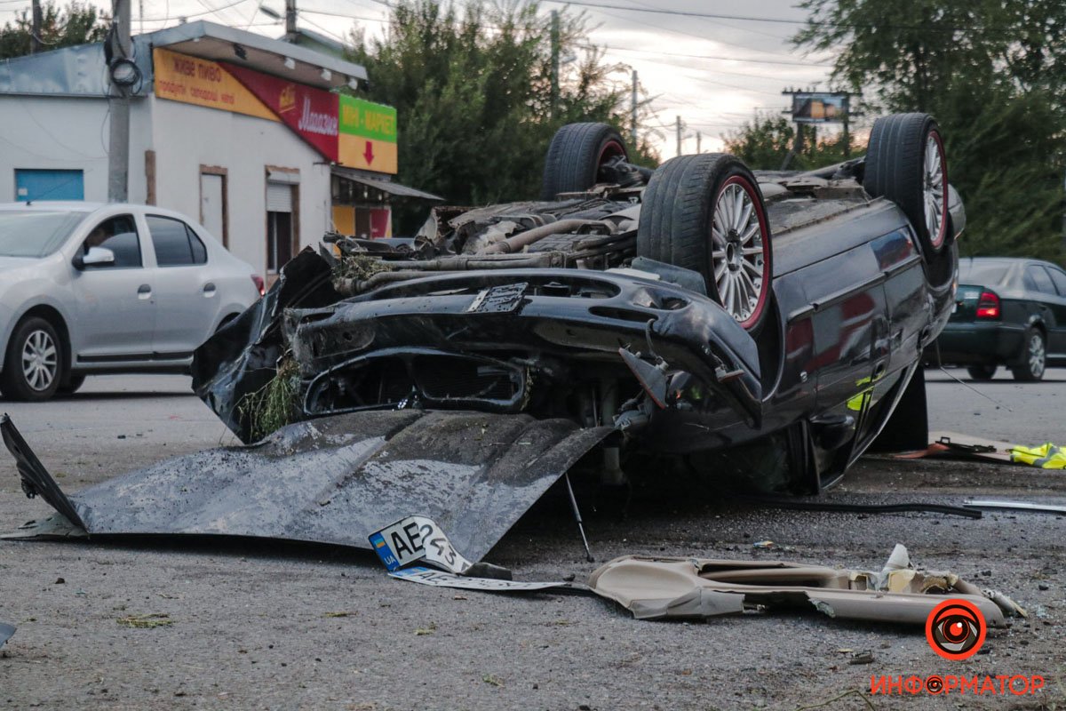 Водій Jaguar врізався у швидку та Ford