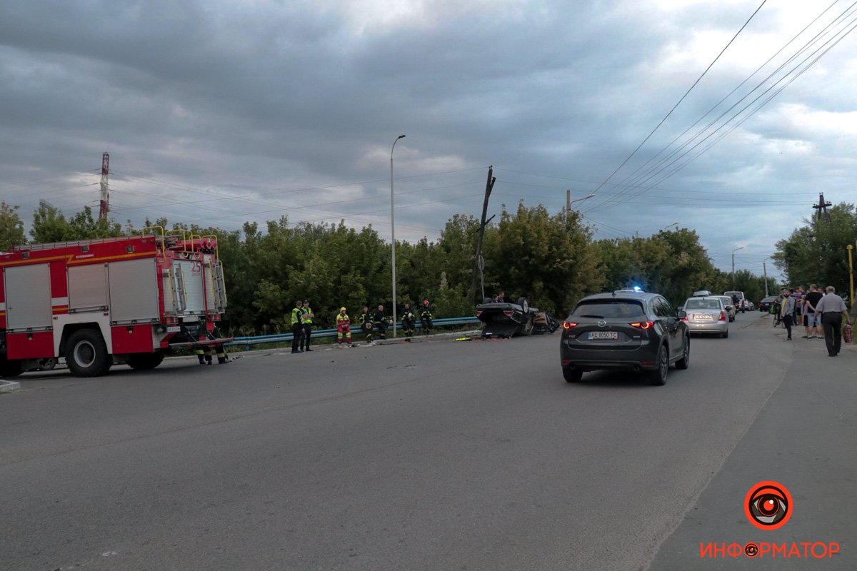 Водій швидкої побачив, що позаду на швидкості їде Jaguar та взяв вправо, аби уникнути зіткнення