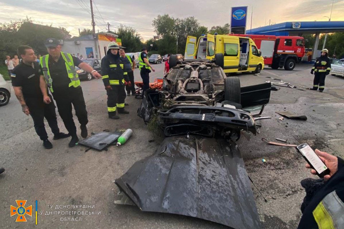 Ймовірно, водій легковика «Jaguar» не впорався з керуванням та здійснив зіткнення з легковиком «Ford» та «Citroen» Ймовірно, водій легковика «Jaguar» не впорався з керуванням та здійснив зіткнення з легковиком «Ford» та «Citroen»
