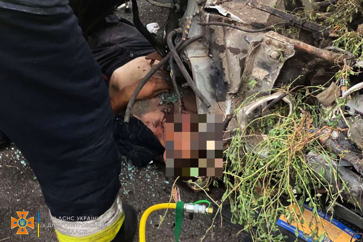 За допомогою спеціального аварійно-рятувального інструменту рятівники припідняли легковик та звільнили водія, 1979 року народження За допомогою спеціального аварійно-рятувального інструменту рятівники припідняли легковик та звільнили водія, 1979 року народження