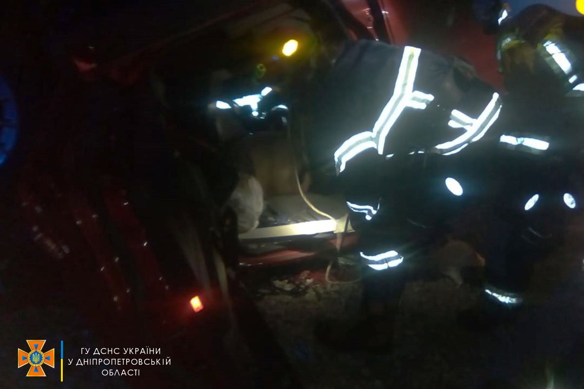 За викликом одразу направлено рятувальників міста Петропавлівка та Павлоград, у складі 2-х відділень