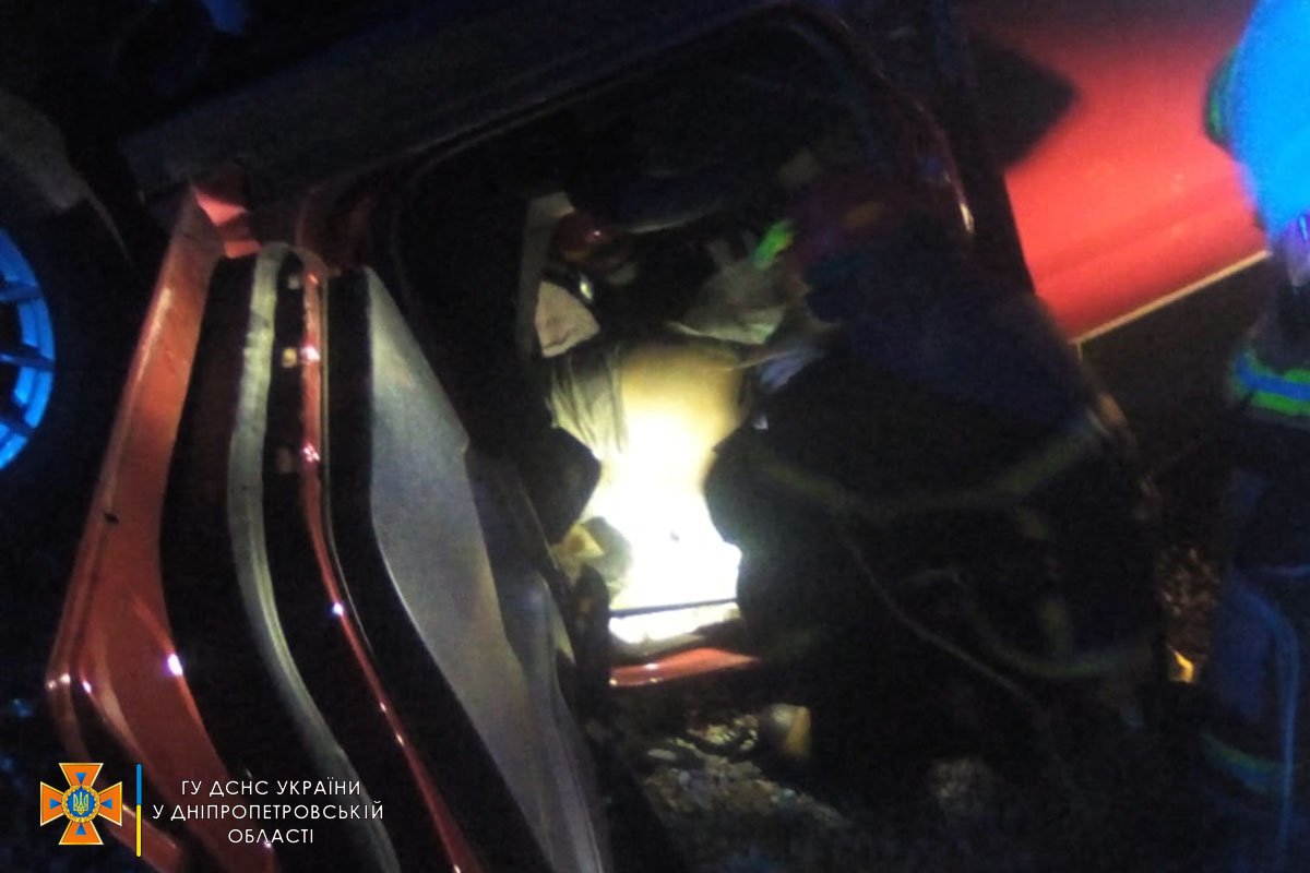 В ньому затиснуті люди