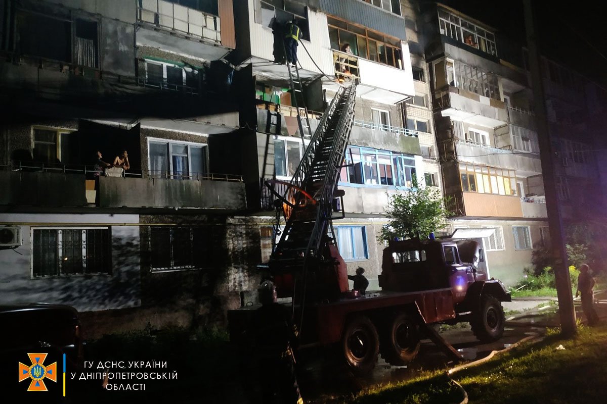 Полум’ям охопило спільний тамбур та приміщення двох поруч розташованих квартир на четвертому поверсі Полум’ям охопило спільний тамбур та приміщення двох поруч розташованих квартир на четвертому поверсі