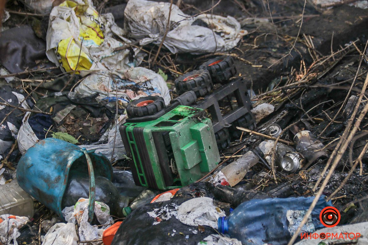 В Дніпрі біля проїзду Гальченко горіло звалище 7