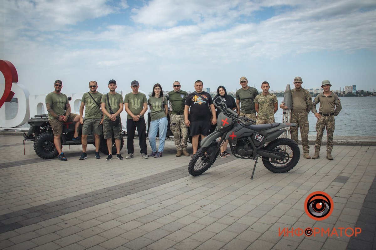 У Дніпрі волонтери передали військовим медикам для евакуації поранених квадроцикл, мотоцикл та причеп