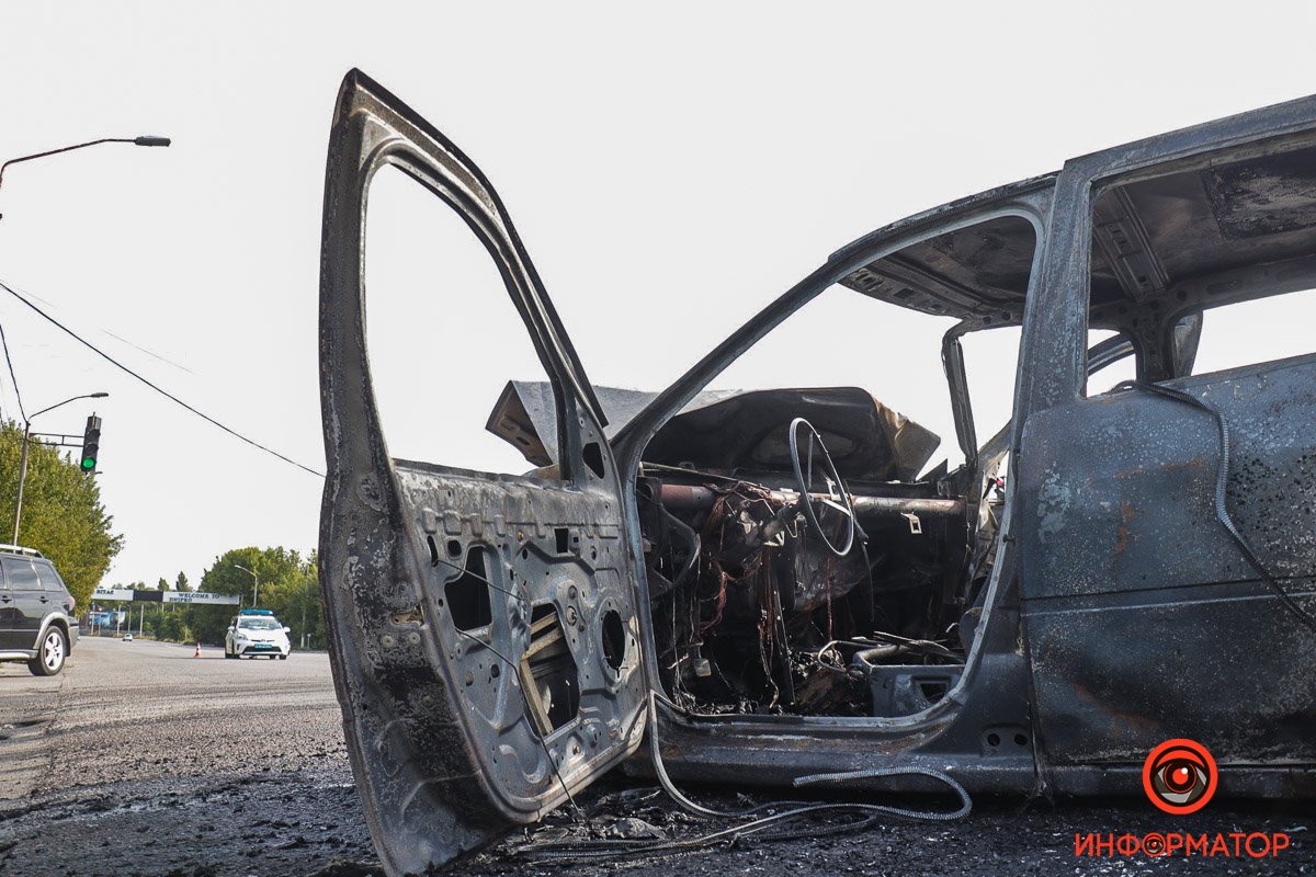 Він стояв на світлофорі Він стояв на світлофорі