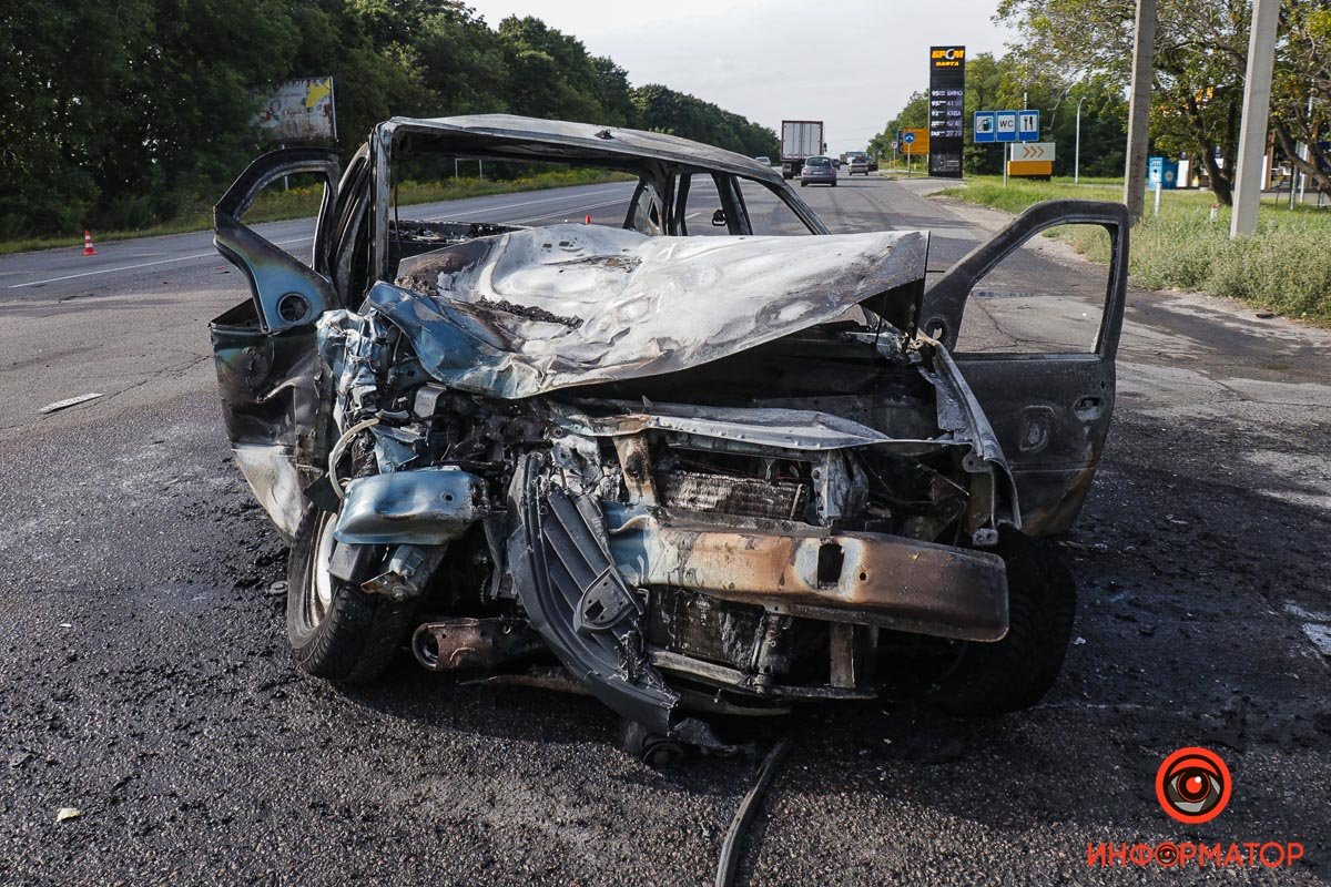 В якийсь момент він побачив, що на великій швидкості наближається інший автомобіль прям на нього В якийсь момент він побачив, що на великій швидкості наближається інший автомобіль прям на нього